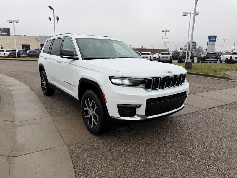 Jeep Grand Cherokee L Vehicle Full-screen Gallery Image 3