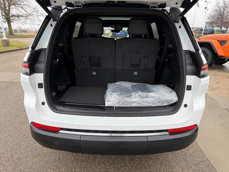 Jeep Grand Cherokee L Vehicle Full-screen Gallery Image 6