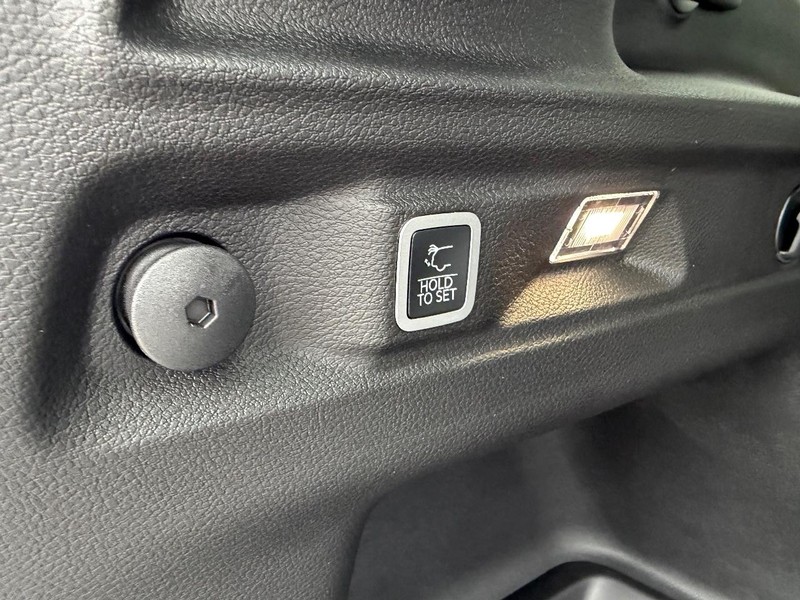 Jeep Grand Cherokee L Vehicle Full-screen Gallery Image 7