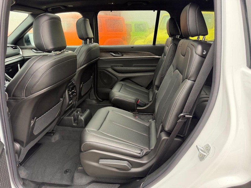 Jeep Grand Cherokee L Vehicle Full-screen Gallery Image 10