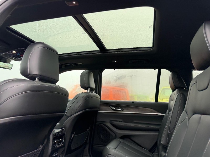 Jeep Grand Cherokee L Vehicle Full-screen Gallery Image 11