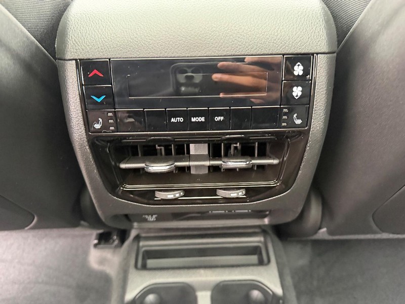 Jeep Grand Cherokee L Vehicle Full-screen Gallery Image 12