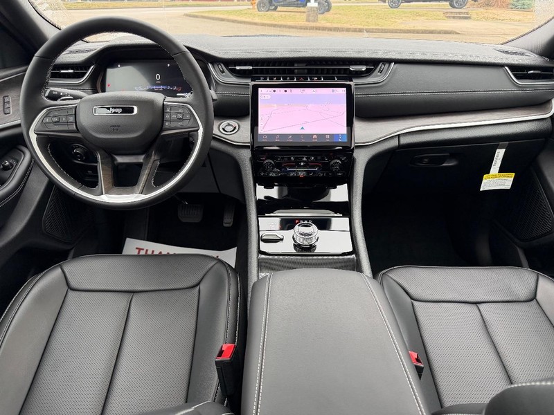 Jeep Grand Cherokee L Vehicle Full-screen Gallery Image 13