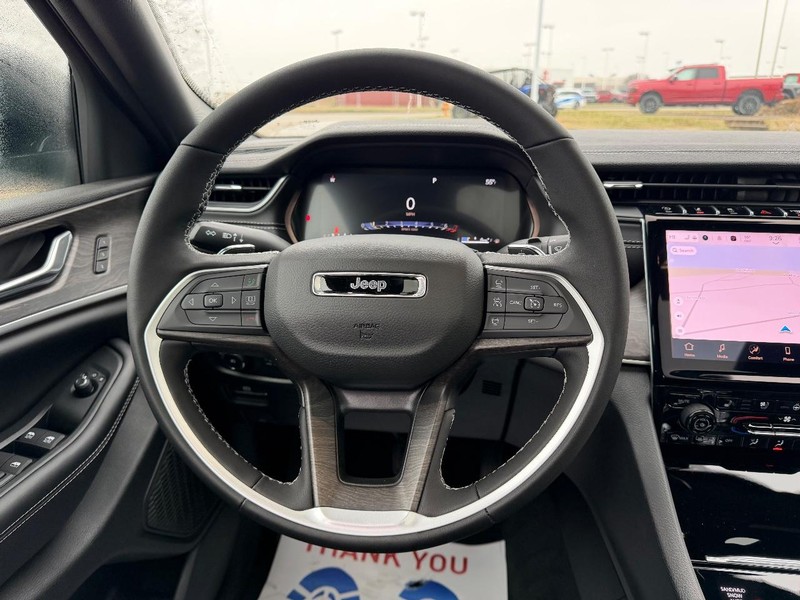 Jeep Grand Cherokee L Vehicle Full-screen Gallery Image 14