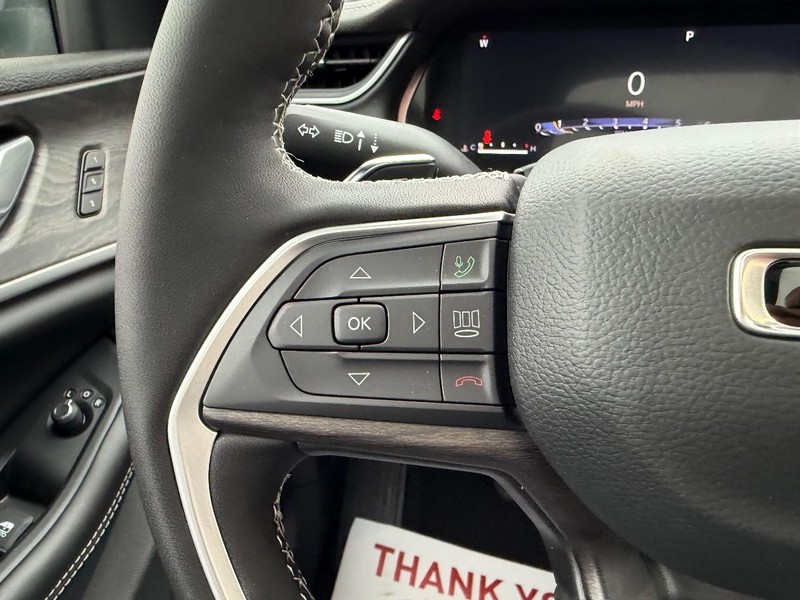 Jeep Grand Cherokee L Vehicle Full-screen Gallery Image 15