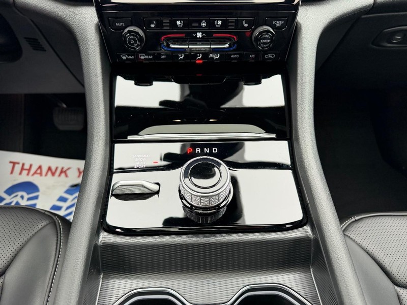 Jeep Grand Cherokee L Vehicle Full-screen Gallery Image 19