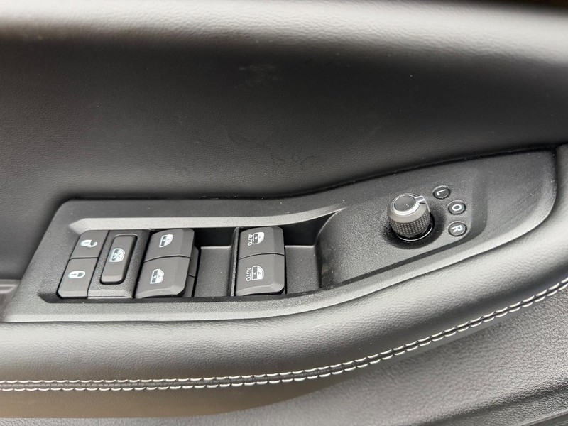 Jeep Grand Cherokee L Vehicle Full-screen Gallery Image 21