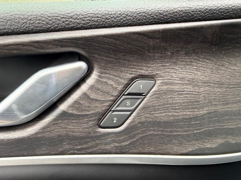 Jeep Grand Cherokee L Vehicle Full-screen Gallery Image 22