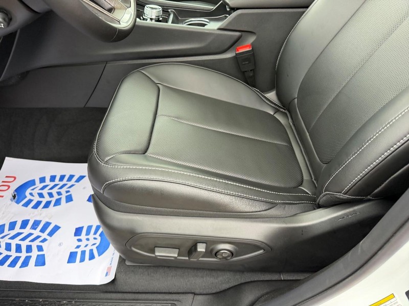 Jeep Grand Cherokee L Vehicle Full-screen Gallery Image 23