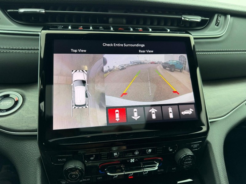 Jeep Grand Cherokee L Vehicle Full-screen Gallery Image 25