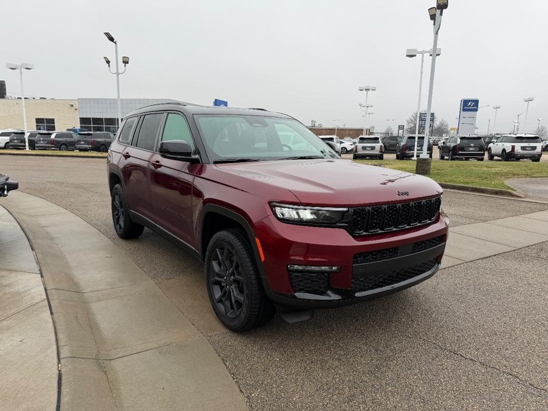 Jeep Grand Cherokee L Vehicle Full-screen Gallery Image 3