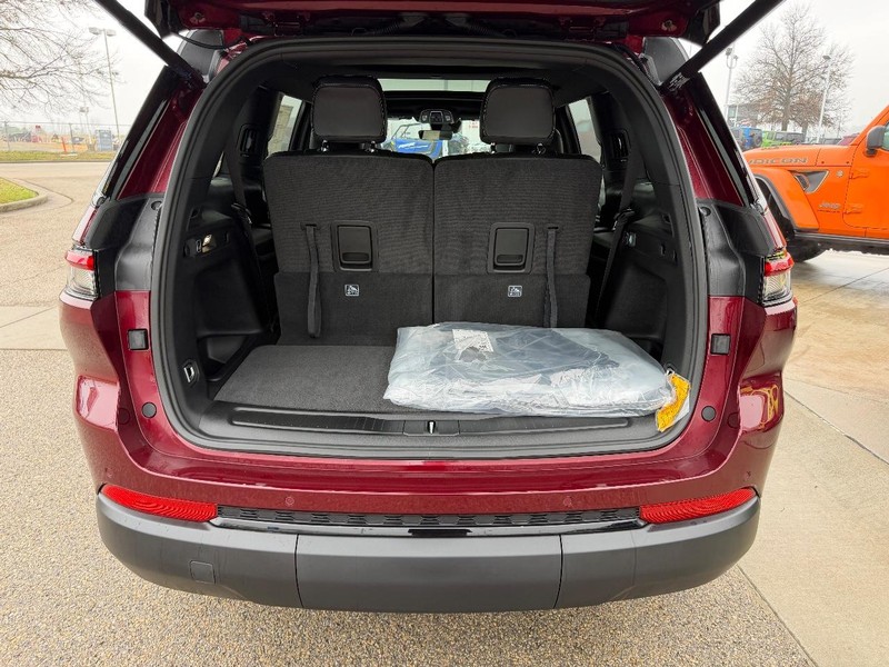 Jeep Grand Cherokee L Vehicle Full-screen Gallery Image 6