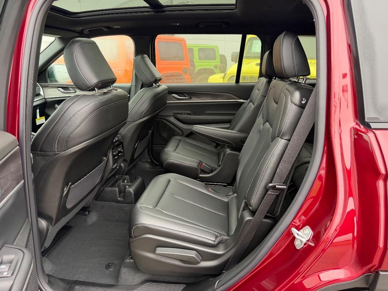 Jeep Grand Cherokee L Vehicle Full-screen Gallery Image 10