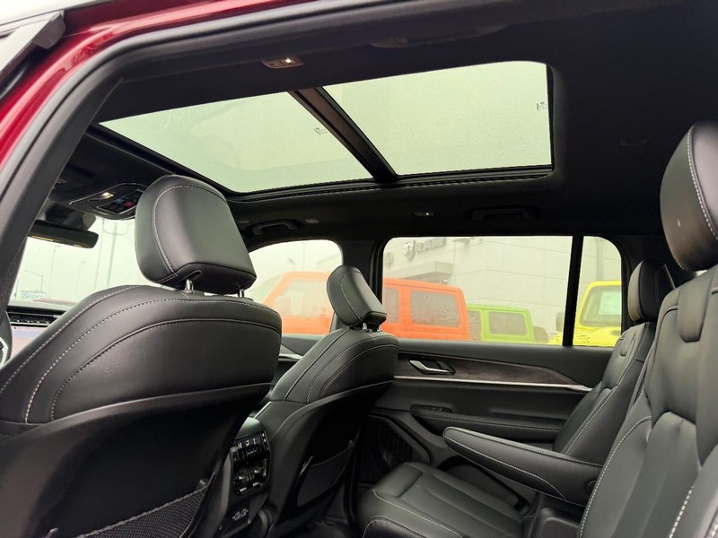 Jeep Grand Cherokee L Vehicle Full-screen Gallery Image 11