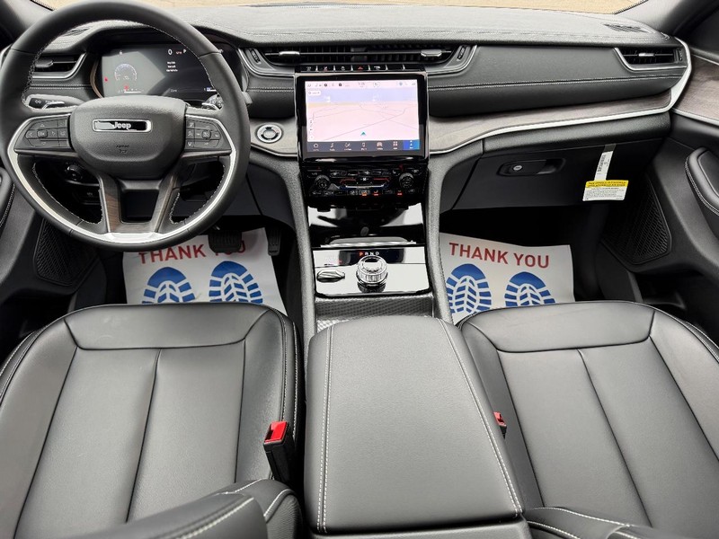 Jeep Grand Cherokee L Vehicle Full-screen Gallery Image 13