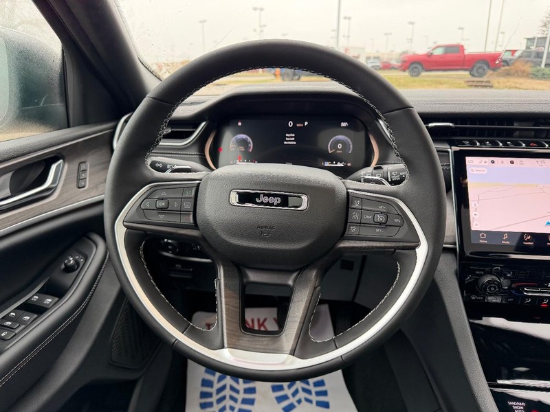 Jeep Grand Cherokee L Vehicle Full-screen Gallery Image 14