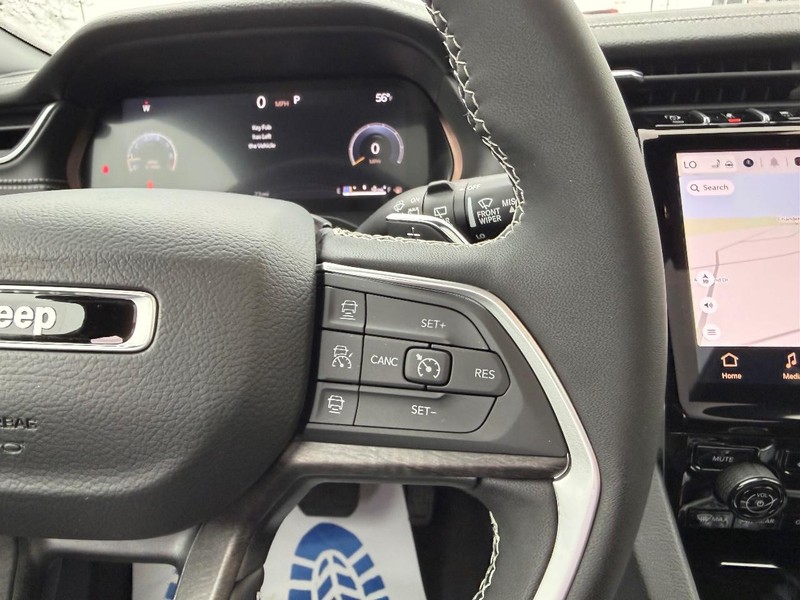 Jeep Grand Cherokee L Vehicle Full-screen Gallery Image 16