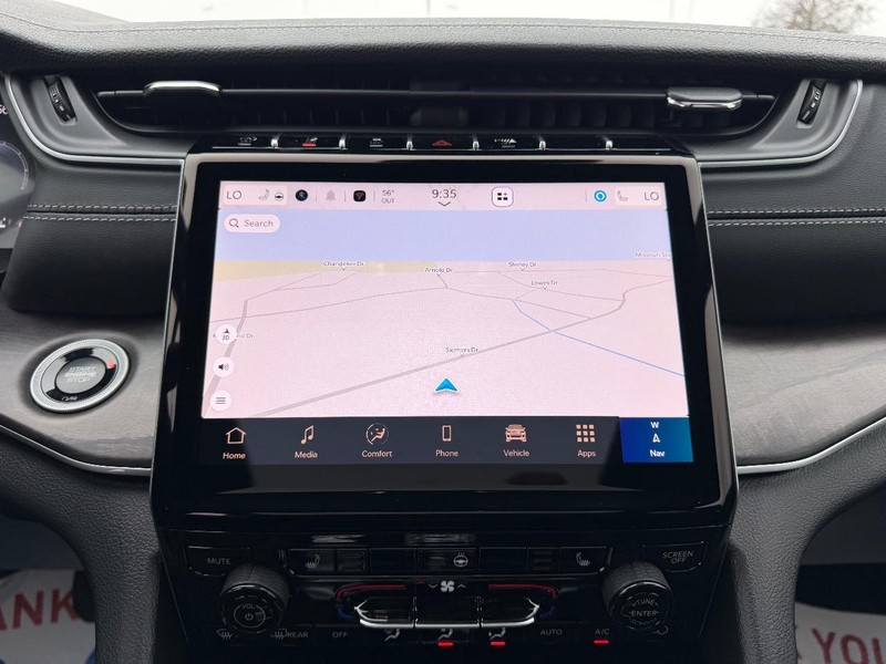 Jeep Grand Cherokee L Vehicle Full-screen Gallery Image 17