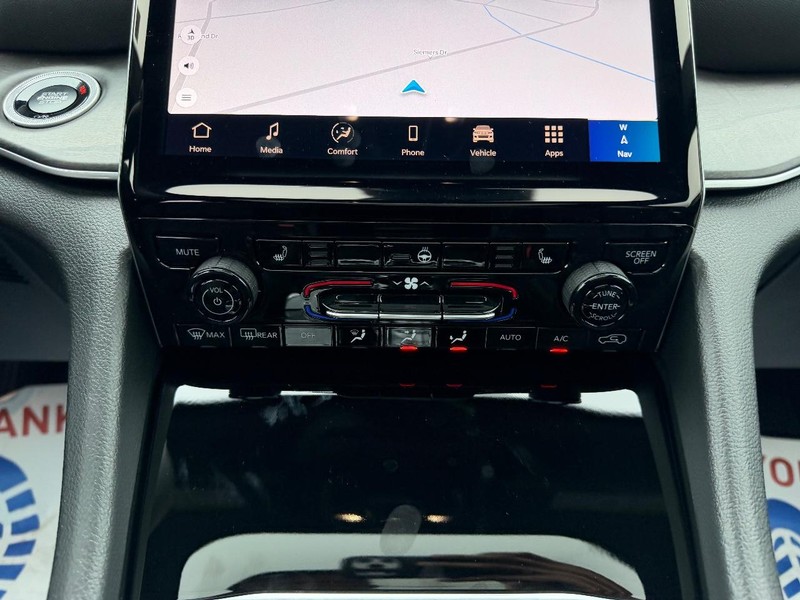 Jeep Grand Cherokee L Vehicle Full-screen Gallery Image 18