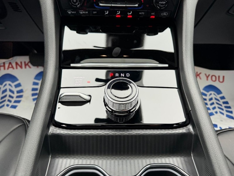 Jeep Grand Cherokee L Vehicle Full-screen Gallery Image 19