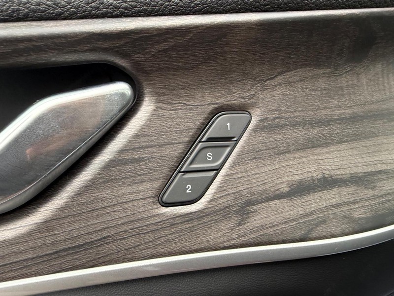 Jeep Grand Cherokee L Vehicle Full-screen Gallery Image 22