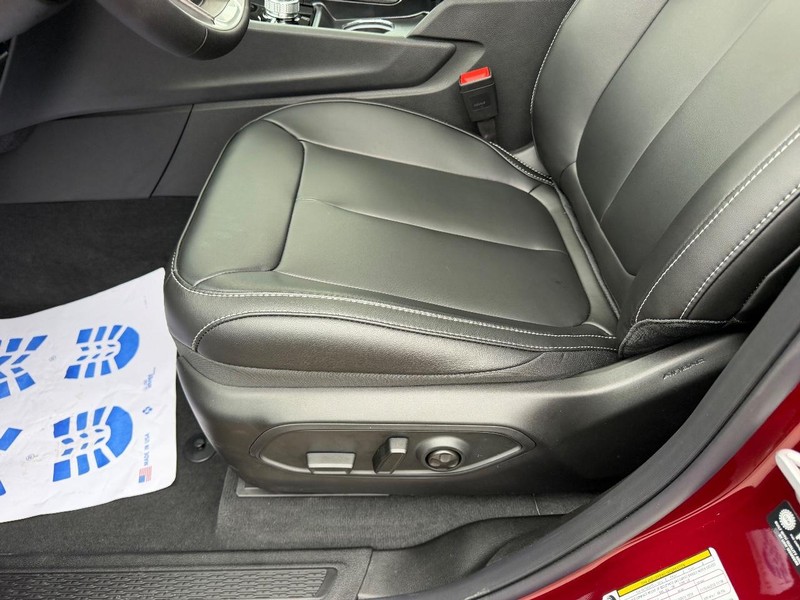 Jeep Grand Cherokee L Vehicle Full-screen Gallery Image 23