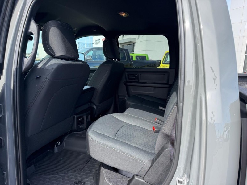 Ram 2500 Vehicle Full-screen Gallery Image 8