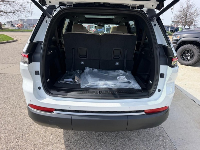 Jeep Grand Cherokee L Vehicle Full-screen Gallery Image 6