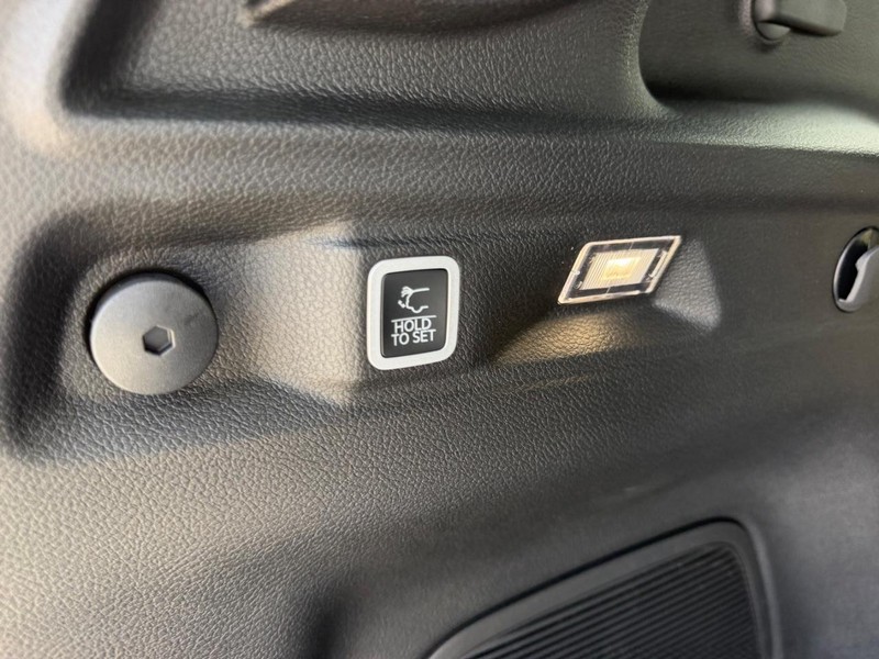 Jeep Grand Cherokee L Vehicle Full-screen Gallery Image 7