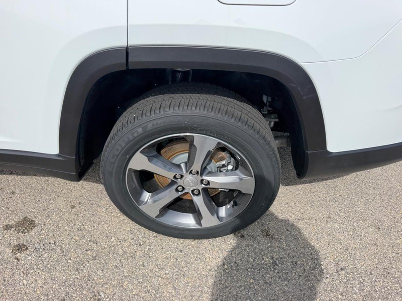 Jeep Grand Cherokee L Vehicle Full-screen Gallery Image 8