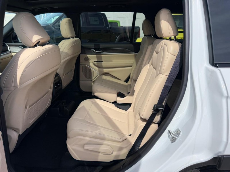 Jeep Grand Cherokee L Vehicle Full-screen Gallery Image 10