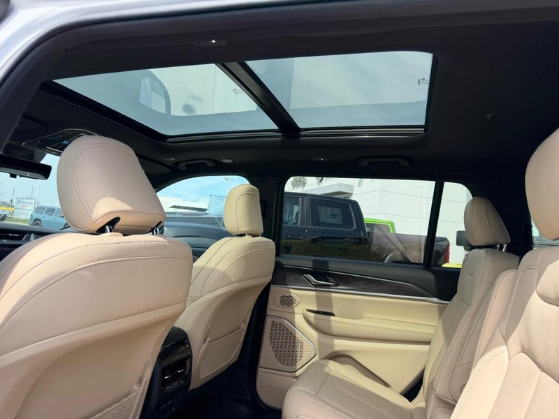 Jeep Grand Cherokee L Vehicle Full-screen Gallery Image 11