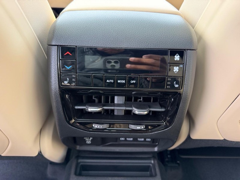 Jeep Grand Cherokee L Vehicle Full-screen Gallery Image 12