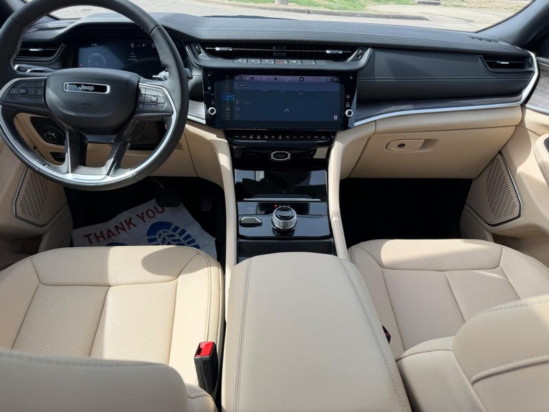 Jeep Grand Cherokee L Vehicle Full-screen Gallery Image 13