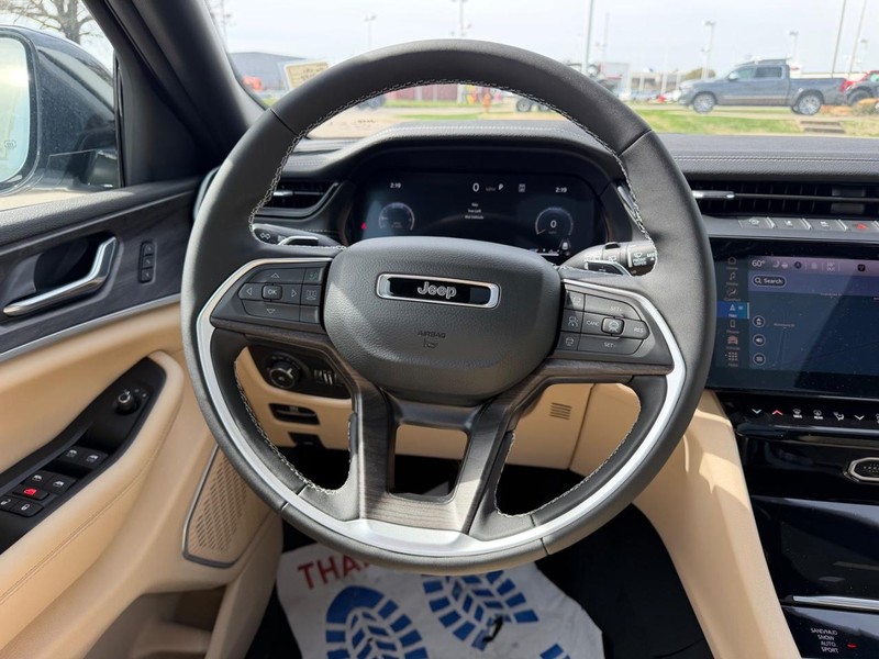 Jeep Grand Cherokee L Vehicle Full-screen Gallery Image 14