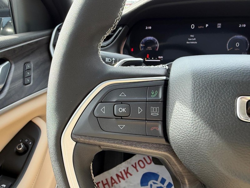 Jeep Grand Cherokee L Vehicle Full-screen Gallery Image 15