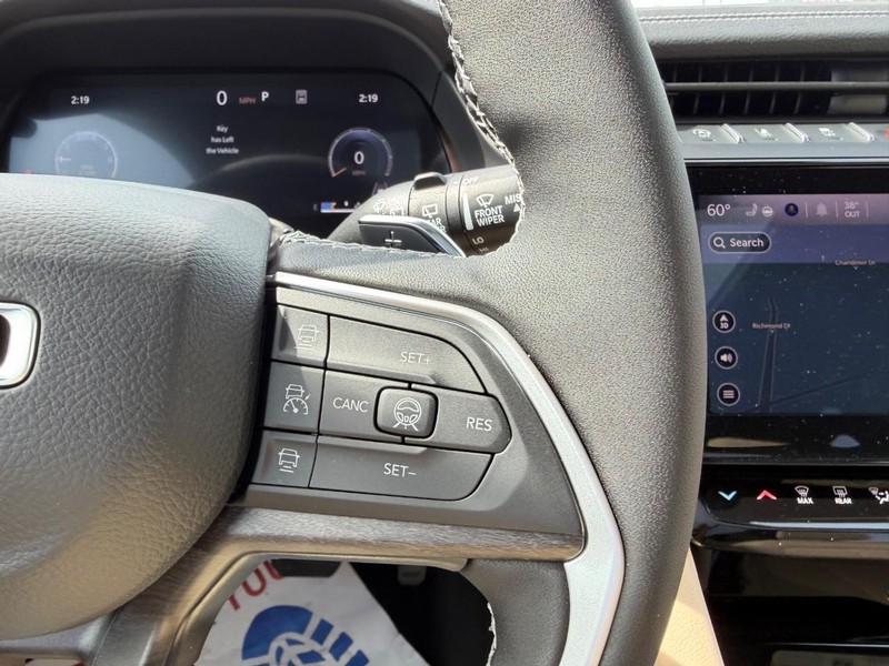 Jeep Grand Cherokee L Vehicle Full-screen Gallery Image 16