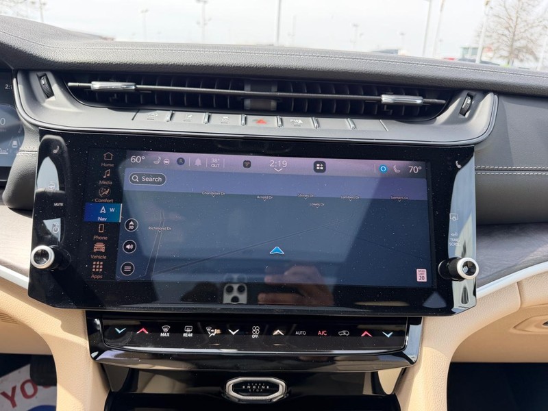 Jeep Grand Cherokee L Vehicle Full-screen Gallery Image 17