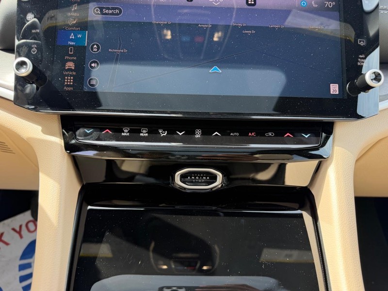 Jeep Grand Cherokee L Vehicle Full-screen Gallery Image 18