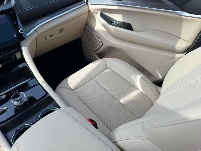 Jeep Grand Cherokee L Vehicle Full-screen Gallery Image 20