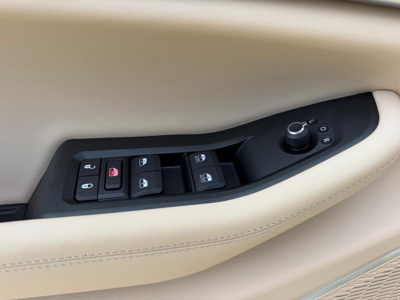 Jeep Grand Cherokee L Vehicle Full-screen Gallery Image 21