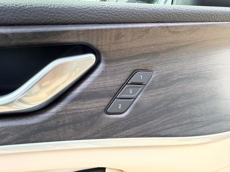 Jeep Grand Cherokee L Vehicle Full-screen Gallery Image 22