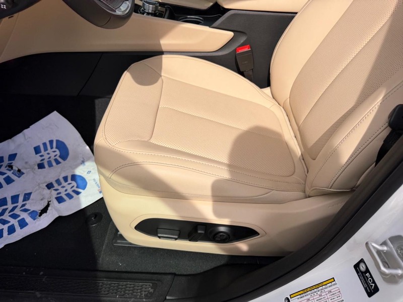 Jeep Grand Cherokee L Vehicle Full-screen Gallery Image 23