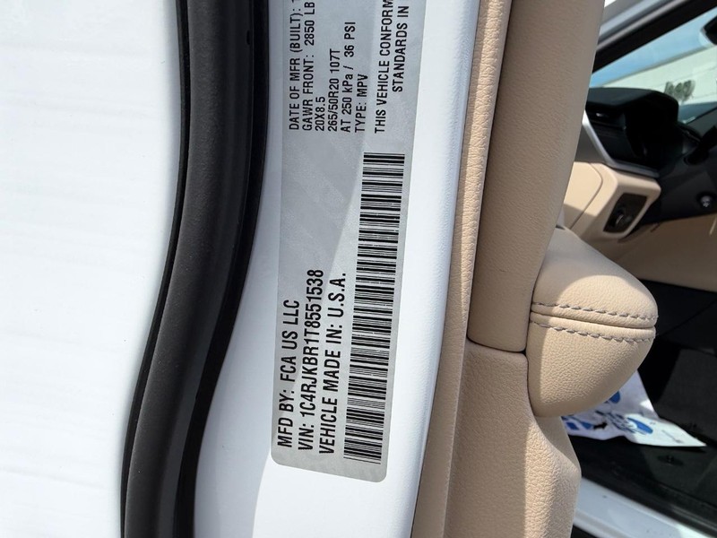 Jeep Grand Cherokee L Vehicle Full-screen Gallery Image 26