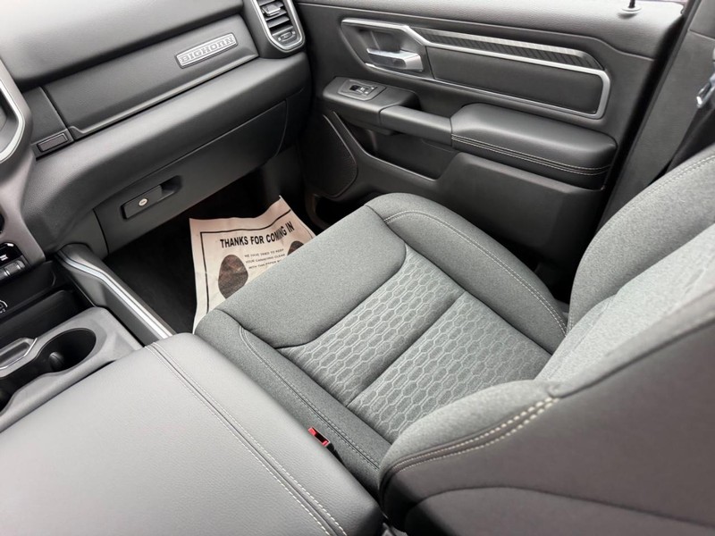 Ram 1500 Vehicle Full-screen Gallery Image 16