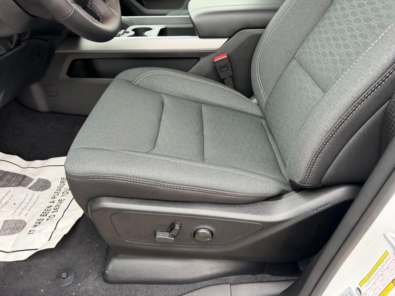 Ram 1500 Vehicle Full-screen Gallery Image 18