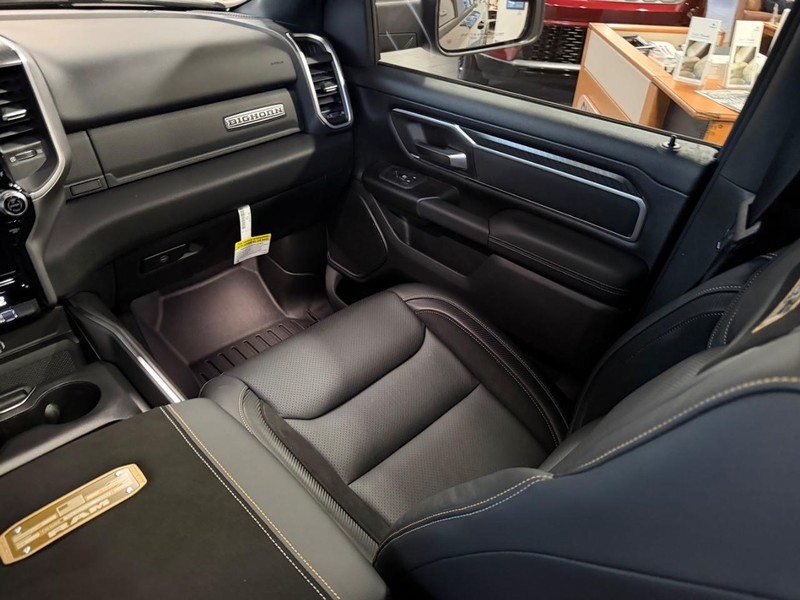 Ram 1500 Vehicle Full-screen Gallery Image 16