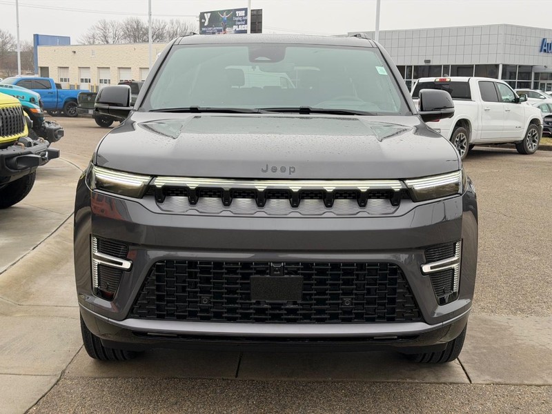 Jeep Grand Wagoneer Vehicle Full-screen Gallery Image 2