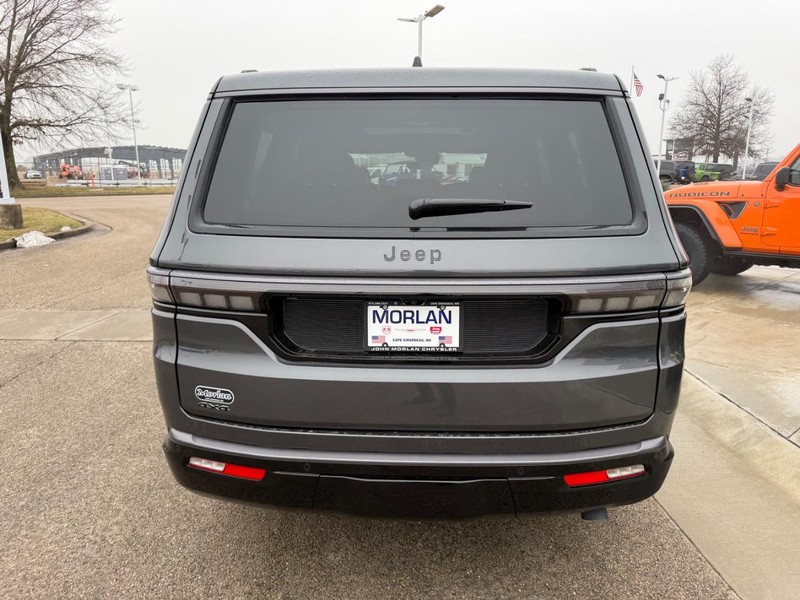 Jeep Grand Wagoneer Vehicle Full-screen Gallery Image 5