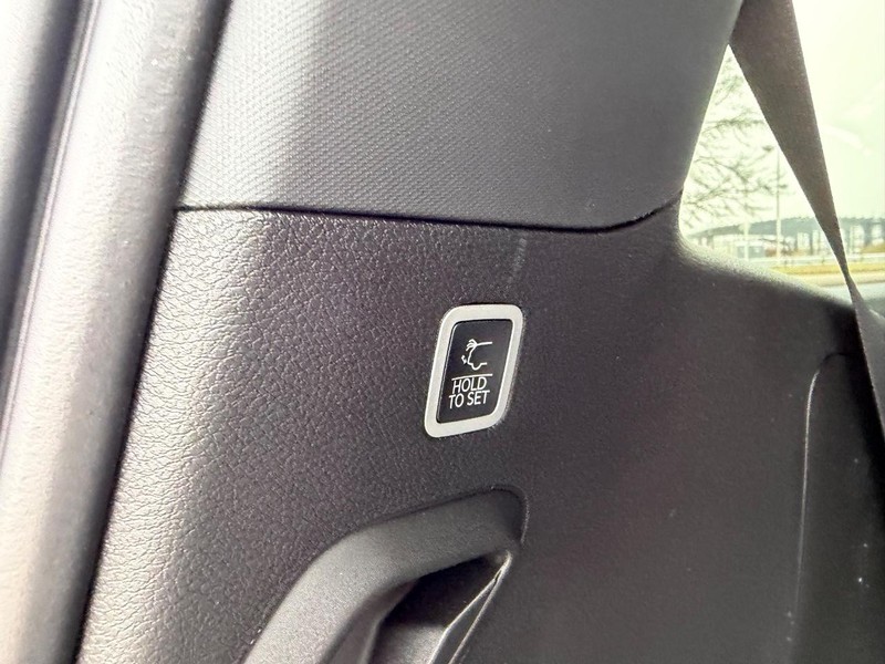 Jeep Grand Wagoneer Vehicle Full-screen Gallery Image 7